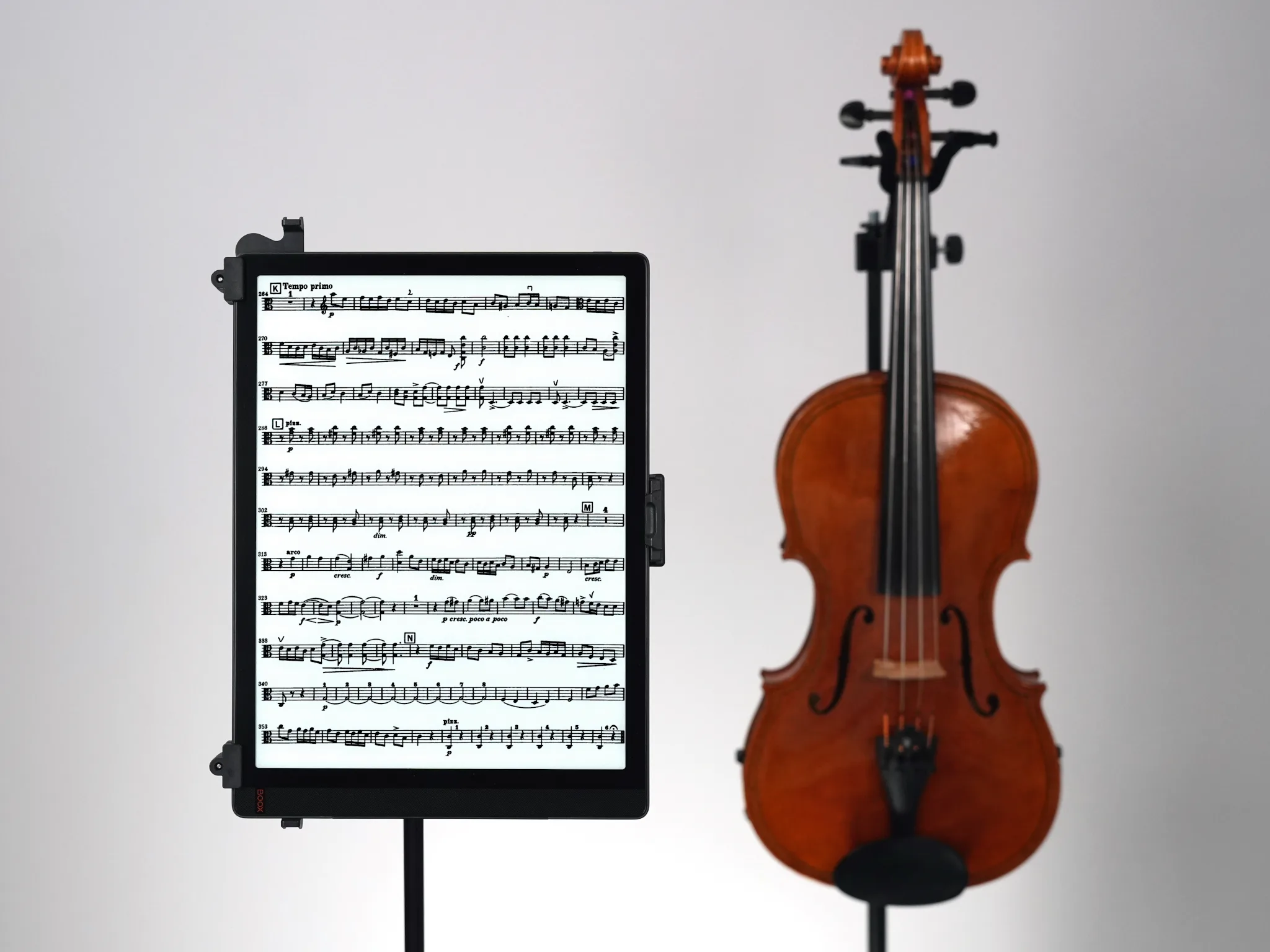 Onyx Boox Tab X – The best large E-Book-Reader (E-Reader) with a 13,3-inch display – Displaying sheet music, with a viola in the background