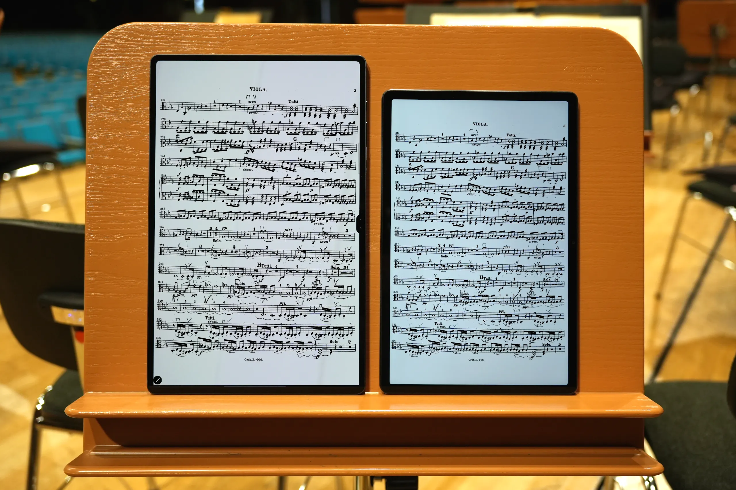 Sheet music on the Lenovo Tab P12 tablet vs Samsung Galaxy S10 Ultra